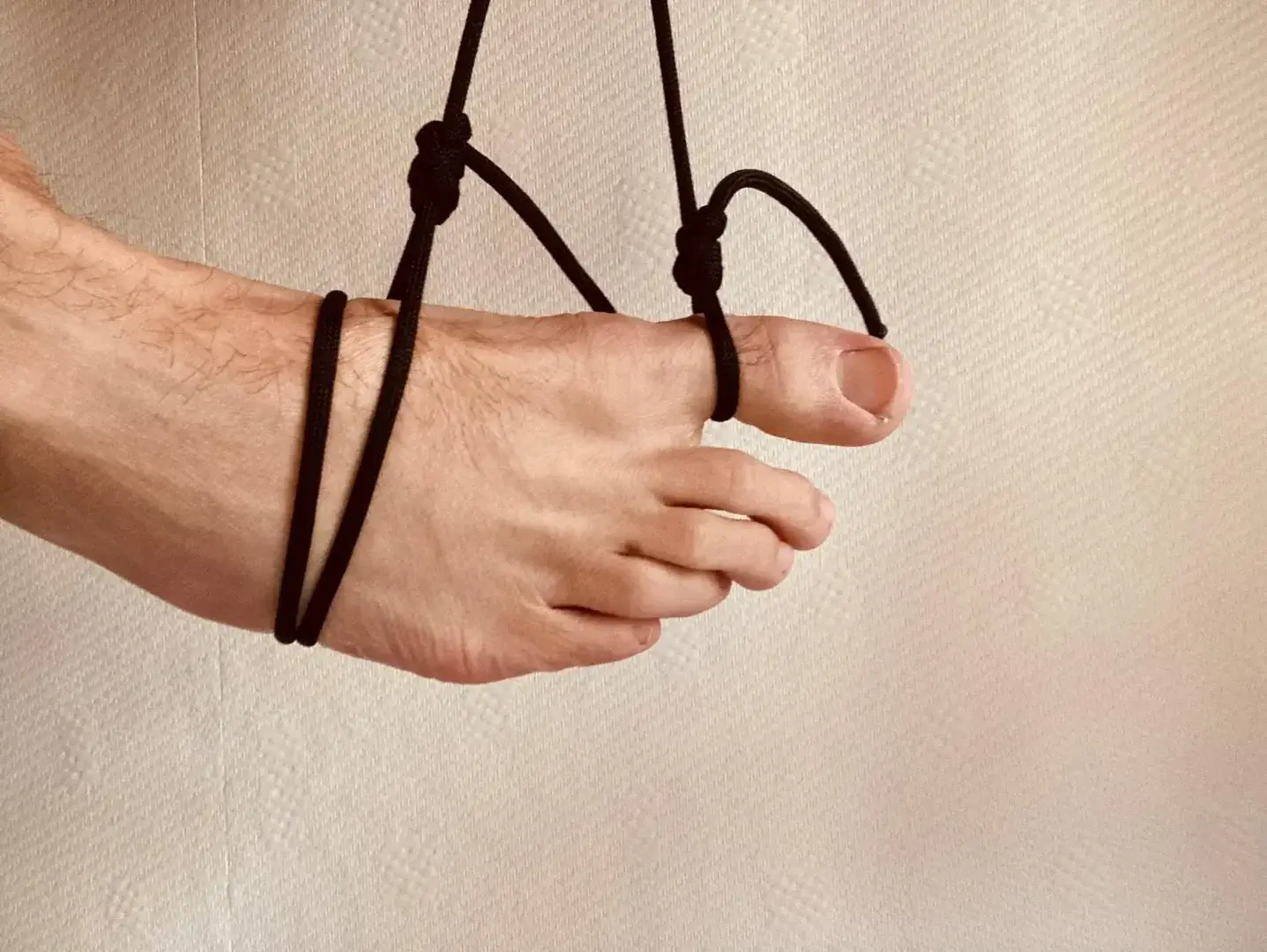 Leak & nude MYM — Samuelee : « C’est si bon de sentir ces cordes se tendre et se serrer sur la peau de mes orteils …. » (MYM)