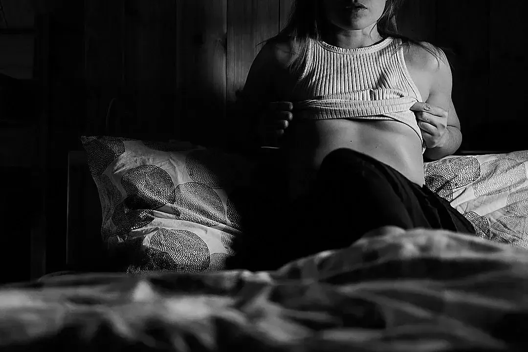 Leak & nude MYM — Sagesauvage : « Le geste qui dévoileLa nuit s’accroche à tes doigts,et ta peau blanche s’ouvre comme un clair-obscur :fragile au regard, impérieuse au désir. » (MYM)