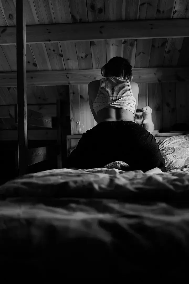 Leak & nude MYM — Sagesauvage : « le dos offert, genoux en appuiCourbe d’ivoire sous le bois sombre,Mon dos s’incline comme une prière,Ma chair éclaire la chambre muette. » (MYM)