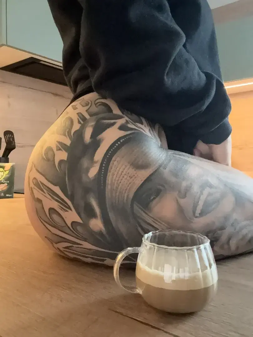 Leak public de Iambluebutterfly30 — « Pas de code pour t'abonner, mon abonnement est gratuit alors profites en 😋 » (nude) sur MYM