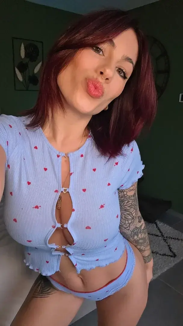 Leak public de Iambluebutterfly30 — « Mon abo gratuit à vie 😋 Pas besoin de code 💁🏻♀️ » (nude) sur MYM