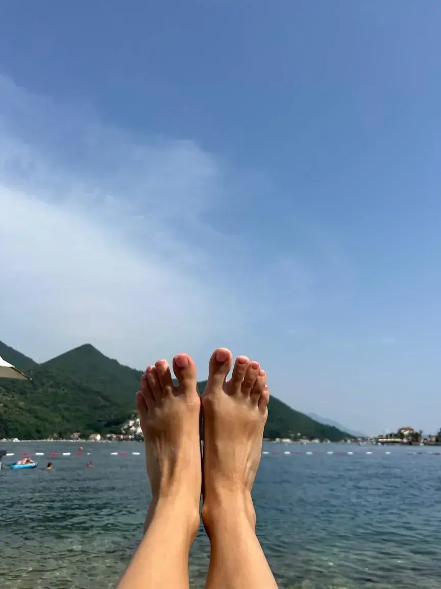 Leak & nude 3 — Fingerinthenose