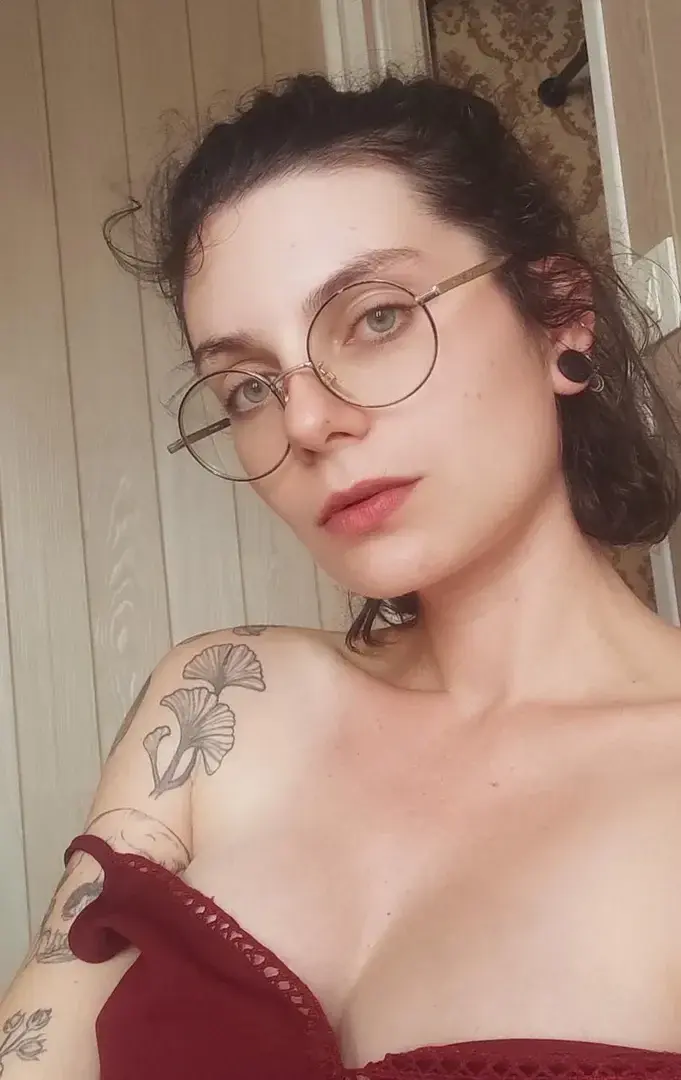 Leak & nude MYM — Kovaritch : « Retro Mama 🕹️ » (MYM)