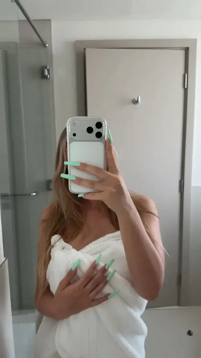 Si tu like j'ai mis un truc qui t'envoie un petit teaser direct en mp 🤭