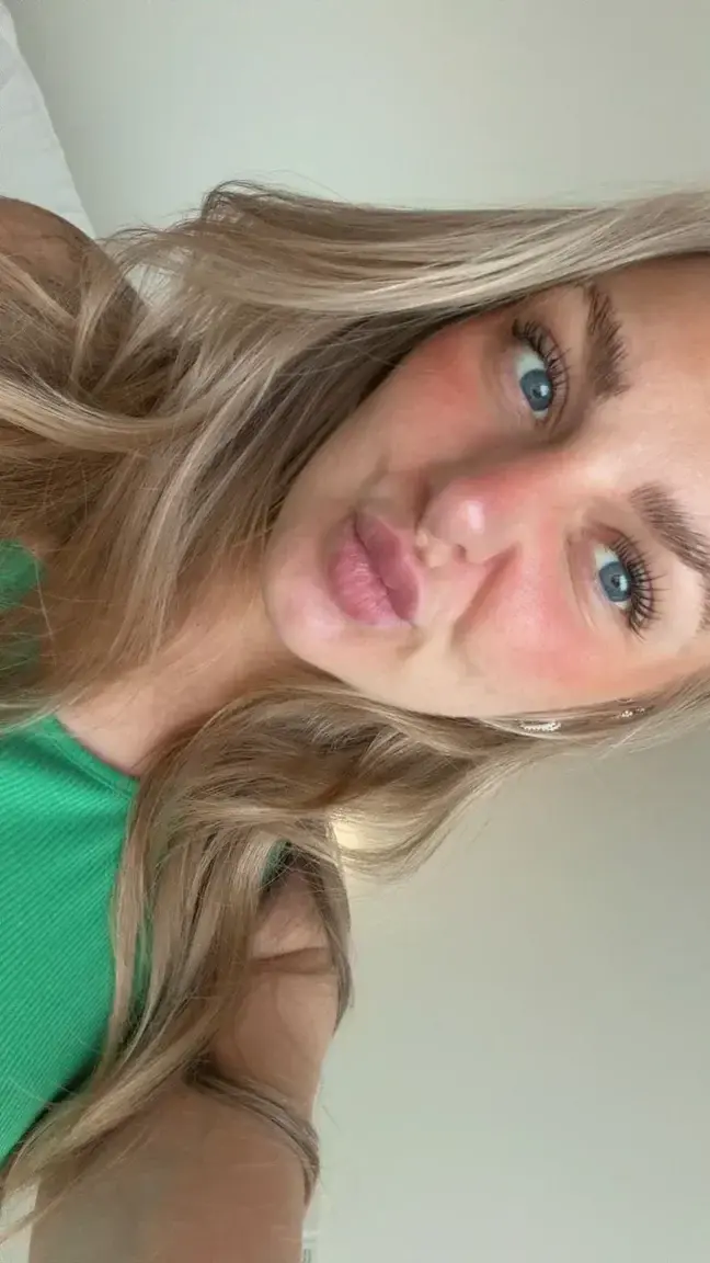 Si tu cliques sur le coeur j'ai mis un truc qui t'envoie une photo coquine direct 🤭