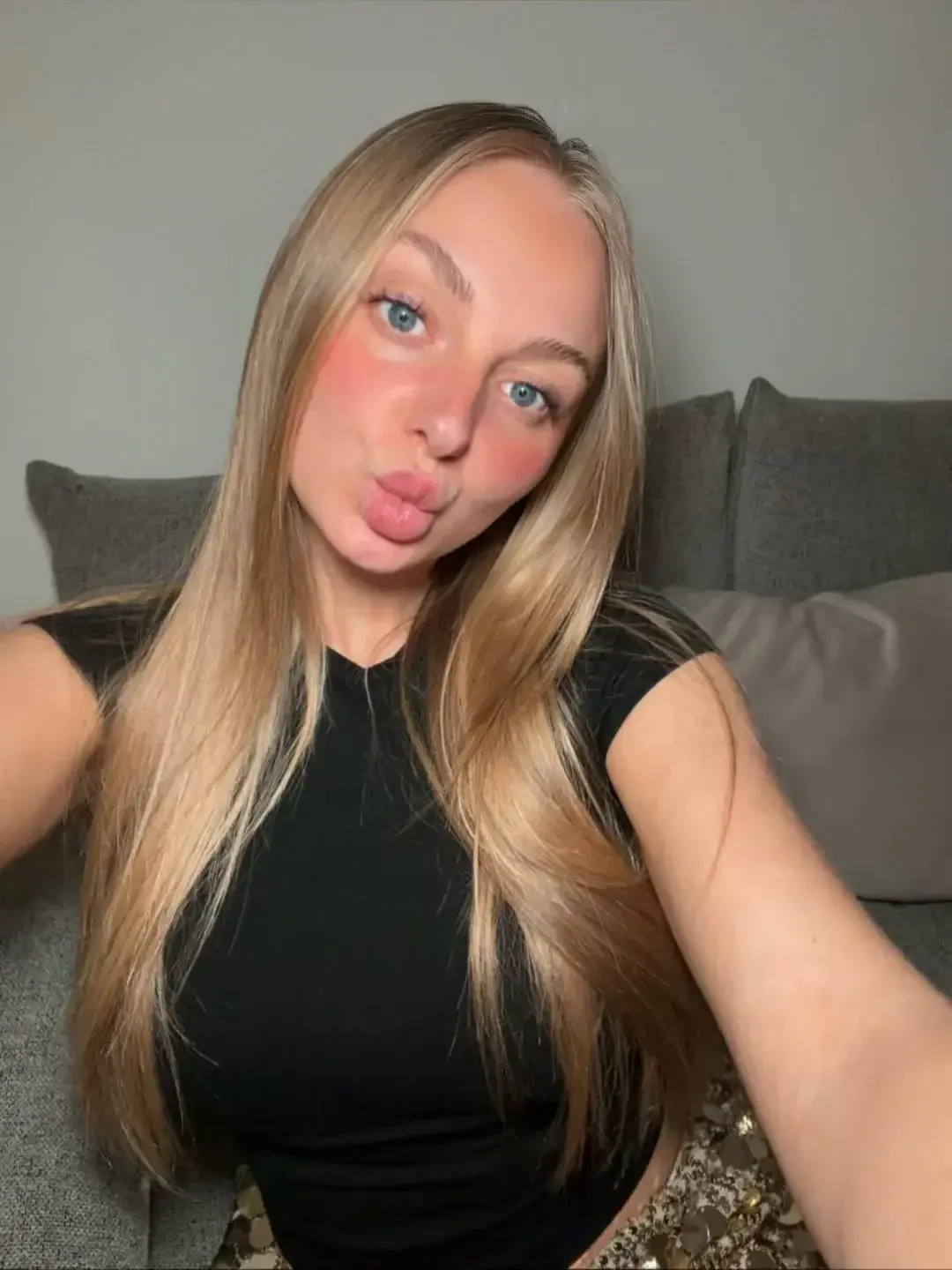 Si tu réponds à ce message j'ai mis un truc qui t'envoie une photo automatiquement 🤭
