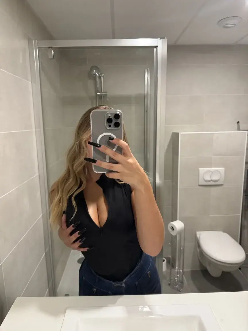 Si tu cliques sur le coeur j'ai mis un truc qui t'envoie une photo coquine direct 🤭