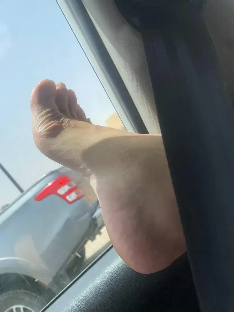 ABONNEMENT A 1€ AVEC LE CODE : PRINCESSEFeet and FunVous pourrez retrouver sur mon feed des photos et vidéos de mes pieds.Je fournis également des médias privés et des vidéos personnalisées à la demande.Le chat est ouvert donc vient me parler