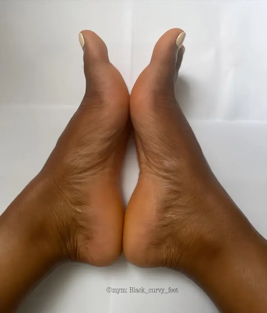 Leak & nude 2 — Black_curvy_feet