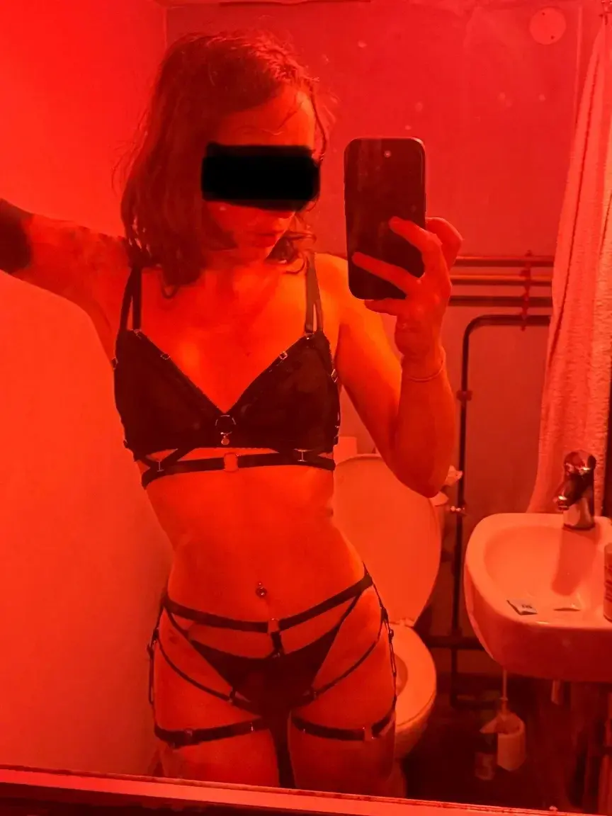 And i went to a sex party last night, got fucked, my 3 holes were used so well by big cocks, i loved it!!! I couldnt film but i have many other things to share with you guys, its coming!! 😇😇 hier j’étais à une soirée gang bang, je me suis faite défoncer la bouche le cul et la chatte, je suis trop contente!! Je n’ai pas pu filmer mais j’ai plein d’autres trucs à partager avec vous 💕