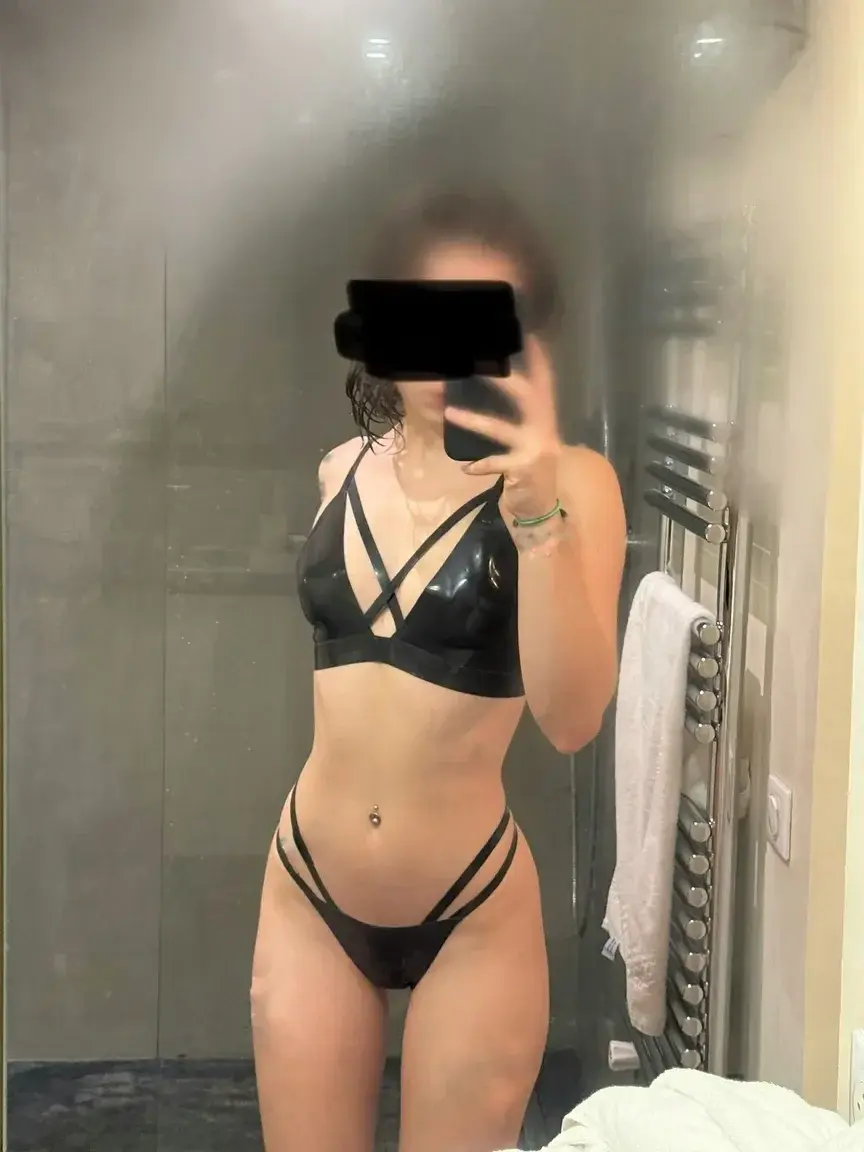 Gonna do some latex content for my latex lovers 🥰🖤 and a VERY hot and dirty video is coming soon 😈