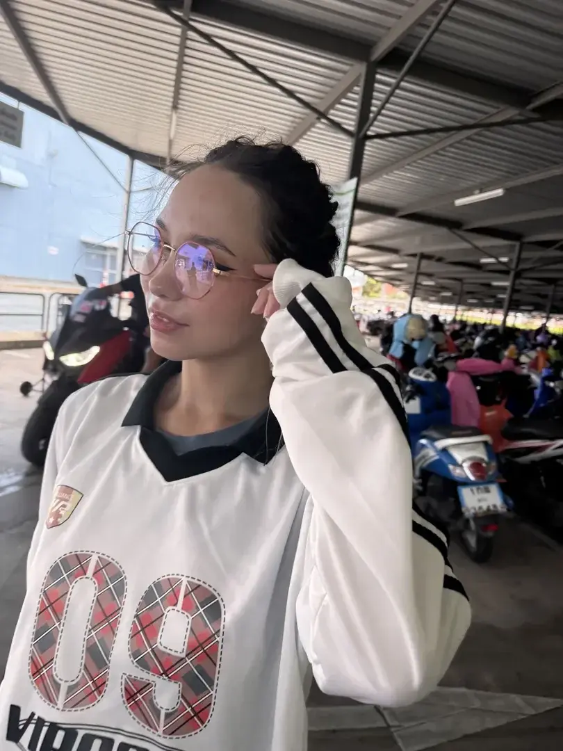 Leak public de lea.minii — « Est ce que tu me trouves trop sage sur cette photo? dit le moi en DM, l'abonnement est gratuit 😜 » (nude) sur MYM