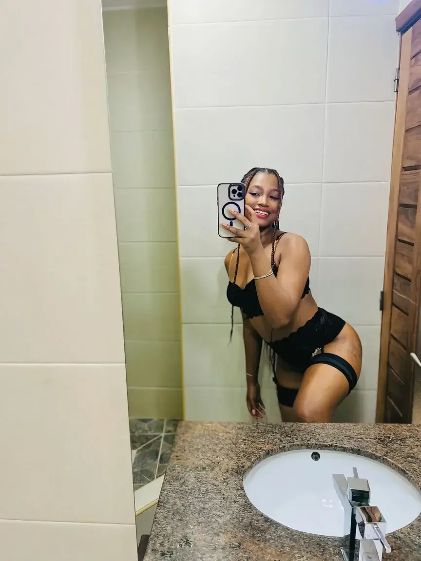 Leak & nude MYM — Chloe_usca : « Tu attends quoi pour venir me rejoindre ?🥵🍓 » (MYM)