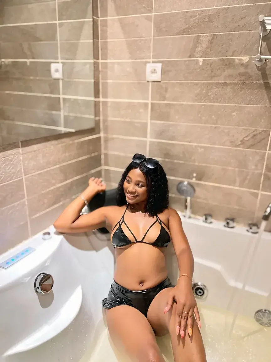 Leak & nude MYM — Chloe_usca : « Tu préfères me regarder ... ou me parler ? 👀 » (MYM)
