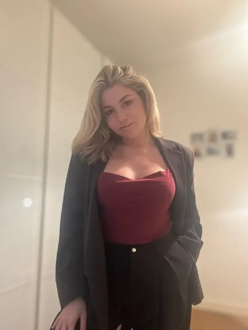 Parfois, il suffit d’un blazer et d’un sourire pour se sentir bien.Vous validez le look ? 💋✨