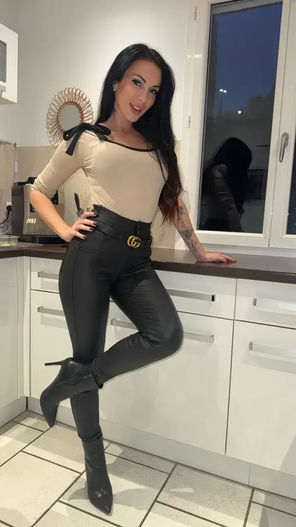 Leak public de Shasha-lopez — « Abo gratuit à vie 😈 » (nude) sur MYM