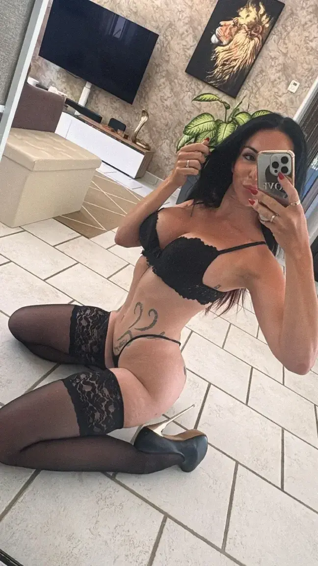 Leak & nude MYM — shasha-lopez : « Abonne toi gratuitement à ta MILF préférée 😌 » (MYM)
