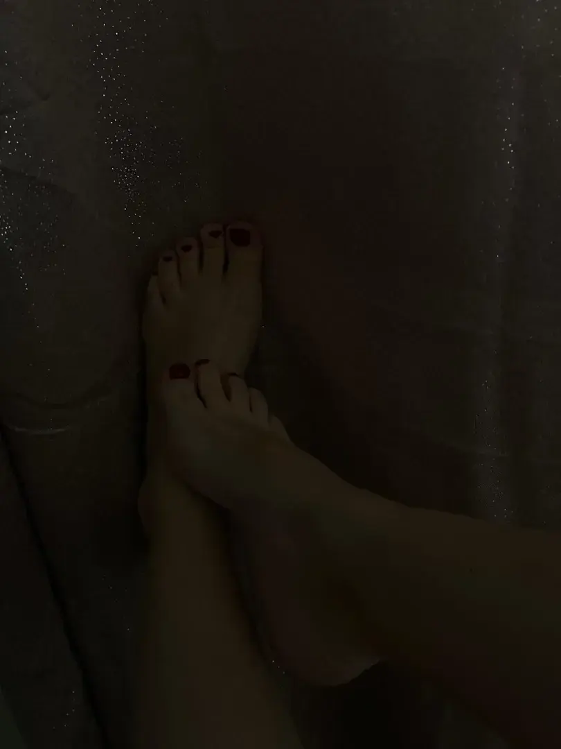 Leak & nude 6 — Petit-pieds-pour-fetichisme