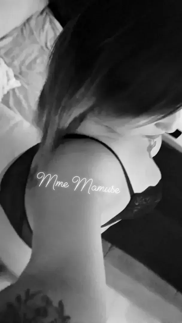 Mme Mamuse en noir et blanc pour le shooting et le plaisir de Mr