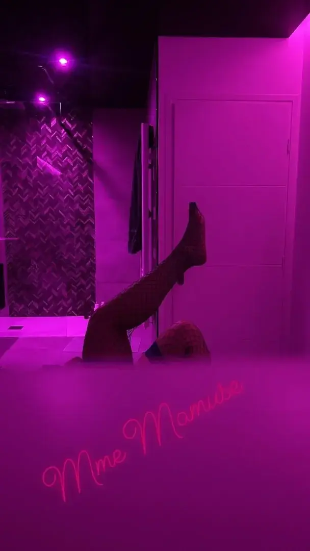 Soirée pluralité pour anniversaire...j'ai souflé trois bougies 🕯️....merci a mon homme pour ce cadeaux délicieux ....merci Niko pour cette photo ...viens en privé 🔥