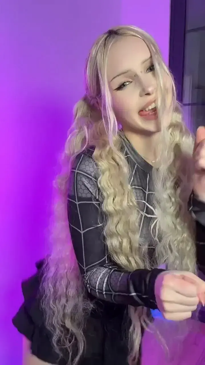 Leak & nude MYM — alina-kitten : « Mes piercings sont faits pour être admirés de très près… tu te sens assez courageux pour ça ? 🕸️ » (MYM)