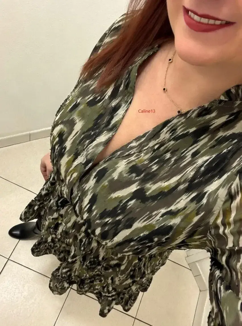 Leak & nude MYM — Caline13 : « Milieu de semaine, je vais avoir besoin de force pour le taf' 🙄En robe aujourd'hui au boulot avec un sourire légèrement forcé... 😅Tu veux voir ce qui se cache sous ma robe, alors abonne toi... » (MYM)