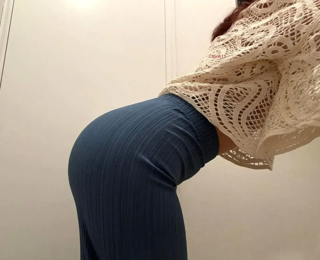 Leak & nude MYM — Caline13 : « J'ai pas pu me prendre en photo à midi j'ai déjeuné dehors 😋Je me rattrape à ma pause en vous montrant mon popotin 😅Tu veux que je retire mon pantalon pour mieux voir mon cul et savoir si je porte un string ou pas, alors prends mon abonnement... 😇 » (MYM)