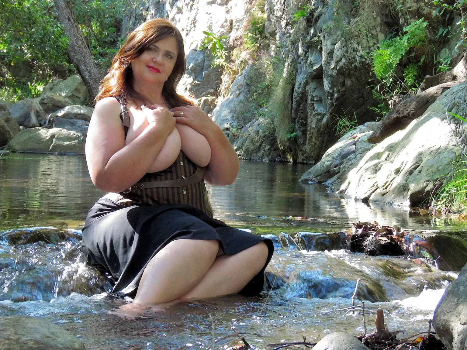 Leak & nude MYM — Nonnie_40dd : « Corsets and Boobs in the River on WetnessdayThis was taken back in the dark ages when cameras had the resolution of a toaster. But despite looking like it was filmed through a greasy window, this is still my absolute favorite spot. The water is so ridiculously clear, cool, and pure that it almost makes you forget you’re looking at a photo with a grand total of twelve pixels.Have a great day my friends ❤️❤️ » (MYM)