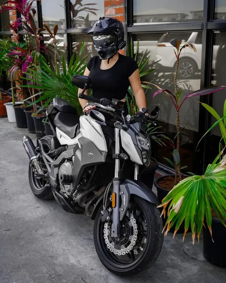 Leak & nude 2 — Bikerhoney