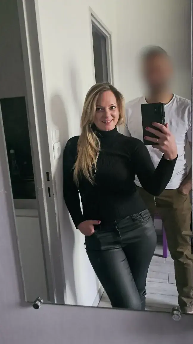 GOURMANDISE 139 – TOUR DE FRANCE – Autun (71) – Adel 🍆Aujourd’hui, j’endosse le rôle de maitresse Tiffany, car le fantasme d’Adel est d’être soumis… 🦹🏼♀️
Après lui avoir squirté au visage, lui avoir demandé de tout bien nettoyer 💦 Puis après m’avoir bien bouffé le cul. Je lui ai laissé le privilège de découvrir l’étroitesse de ma chatte 😍 En plus, il faut dire qu’Adel est un soumis à grosse bite. Alors je me suis servie de lui comme d’un jouet 😁
Crois-tu que j’ai été assez sévère avec lui ? 😈😏