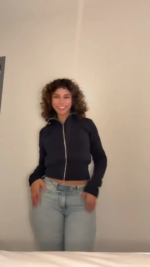 Leak & nude MYM — Lestia : « à votre avis je fais quel taille ? 😂 » (MYM)