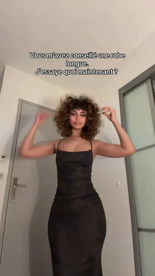 Leak & nude MYM — Lestia : « une robe courte maintenant ? 🥰 » (MYM)