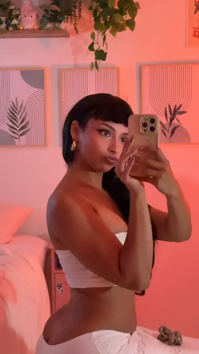 Leak & nude MYM — Lestia : « Tu me trouves comment avec cette tenue et cette perruque?🤭🥰 » (MYM)