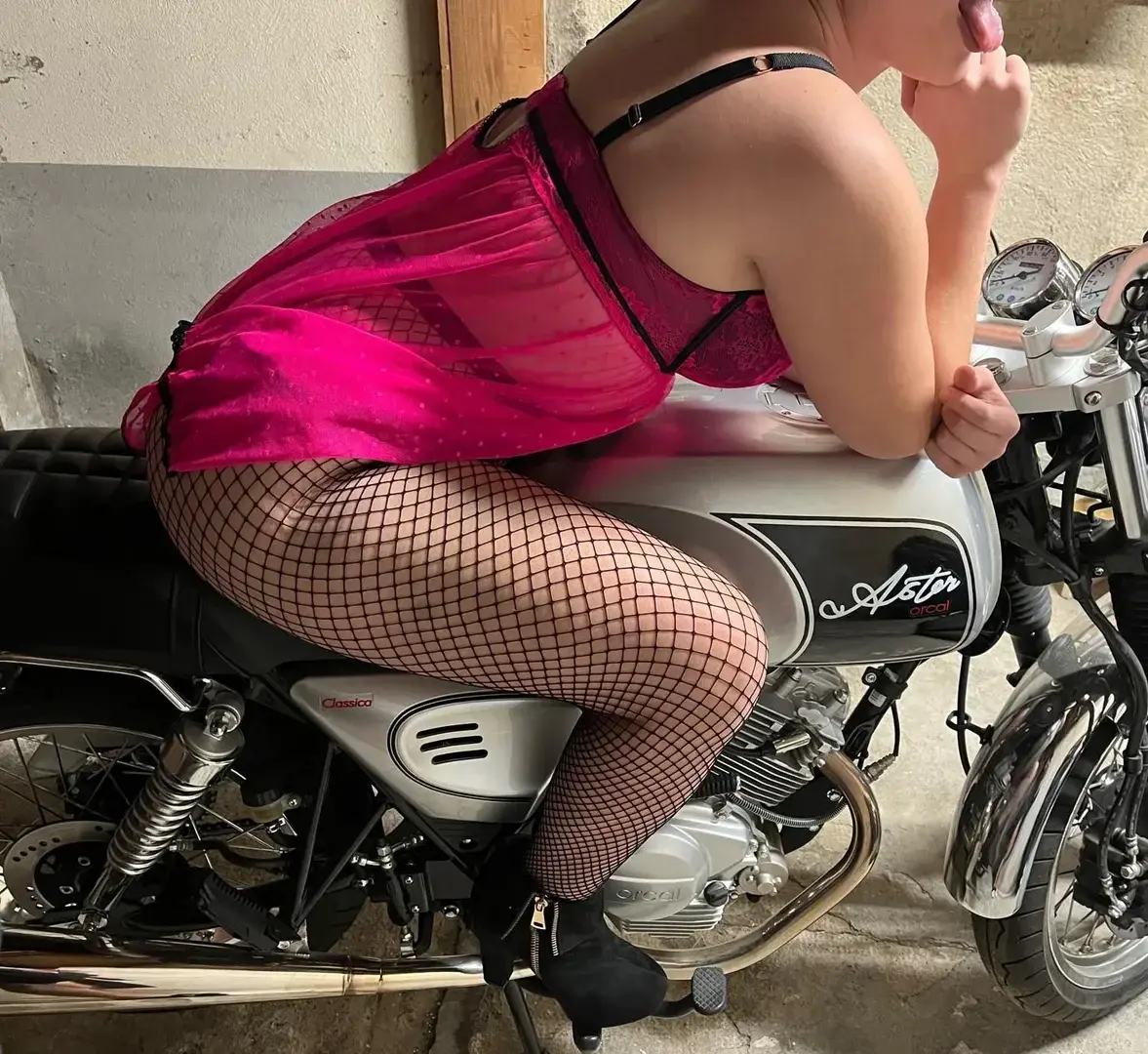 En tenue hot 🤒 je fais la ***** sur la moto 😈🍑😝
