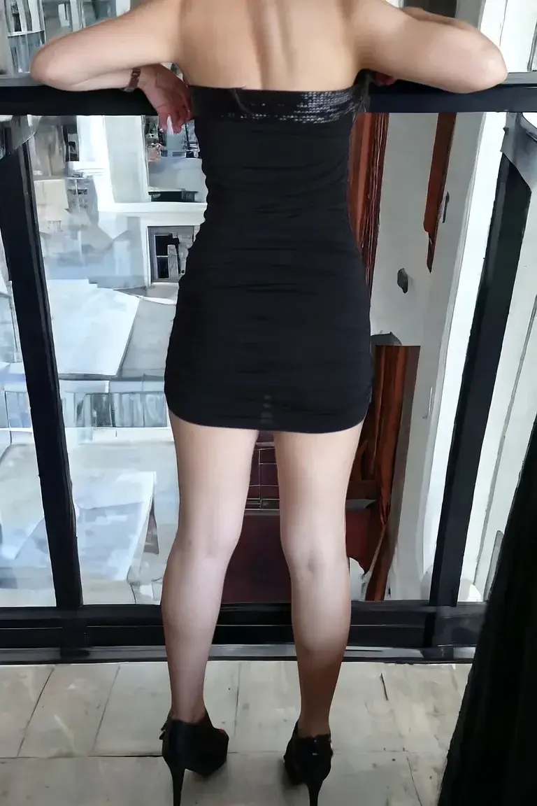 Ce soir petite robe moulante noire pour aller au night clubVous aimez? 🍑🍆