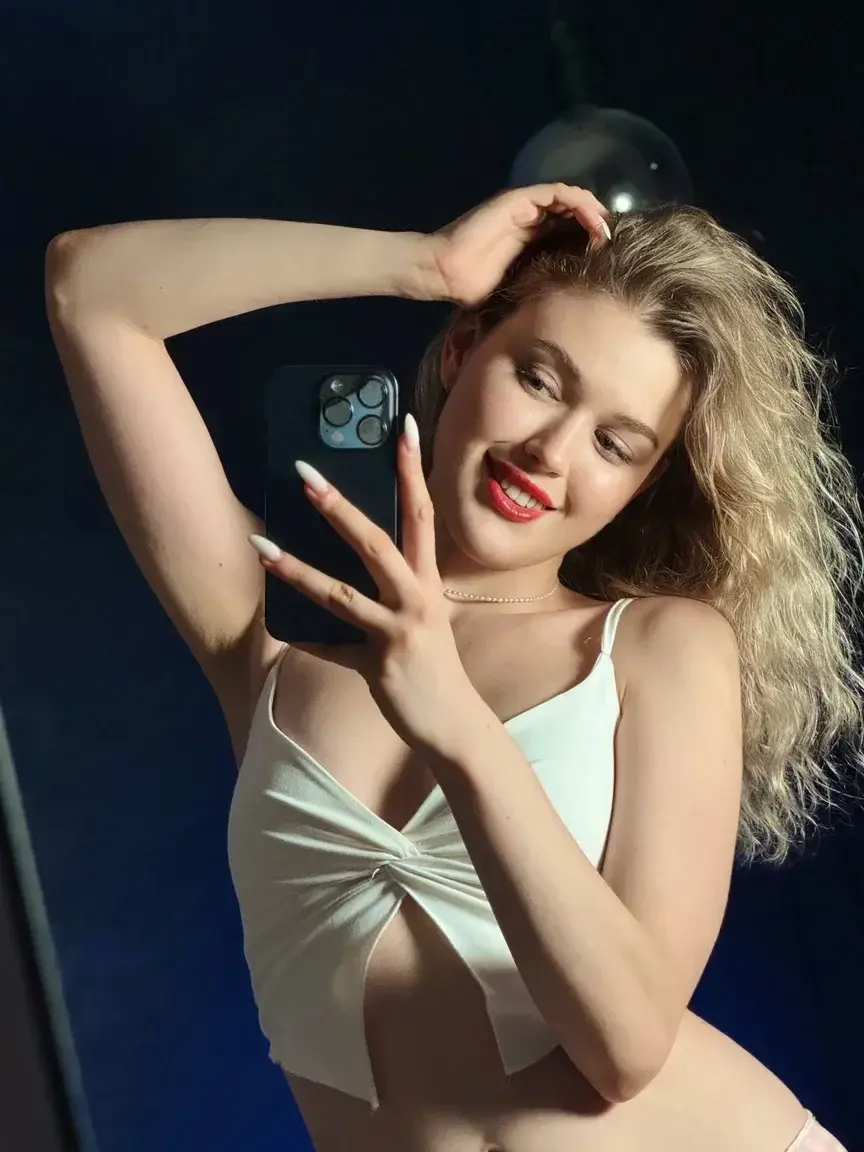 Leak & nude MYM — lily_huy : « Mon abo est GRATUIT, viens discuter 🥰 » (MYM)