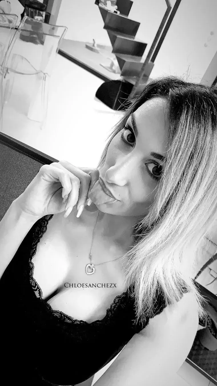 Leak & nude MYM — chloesanchez : « Tu t'abonnes ensuite tu viens me parler c'est aussi simple que ça 😌T’es timide ou pipelette ? ☺️ » (MYM)