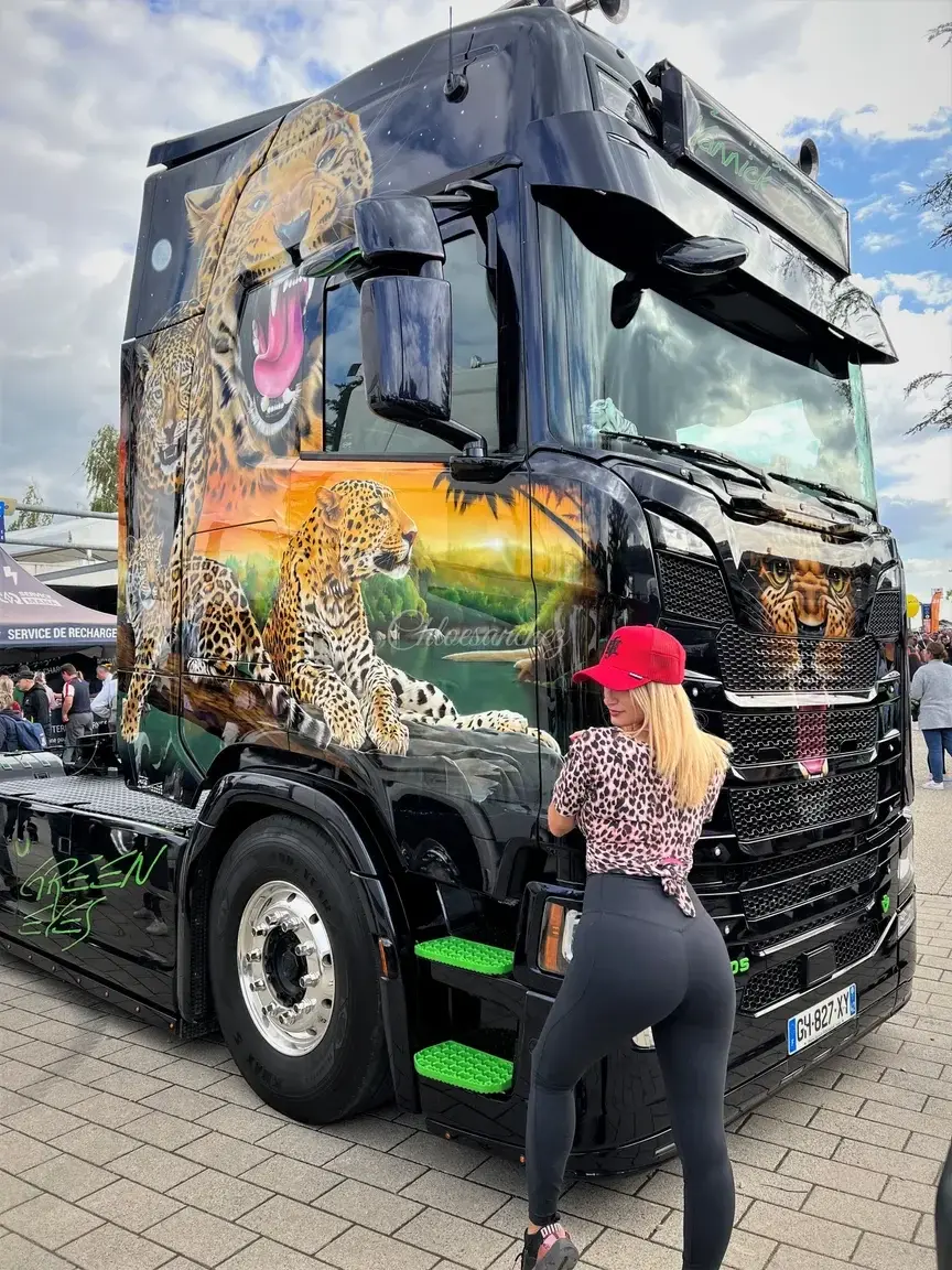 Leak & nude MYM — chloesanchez : « amis routier j'ai les gros camion 🤭 » (MYM)