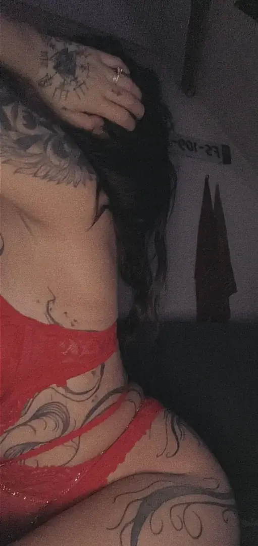 Leak & nude MYM — Tattoogirlyy666 : « #body #Red #courbes » (MYM)