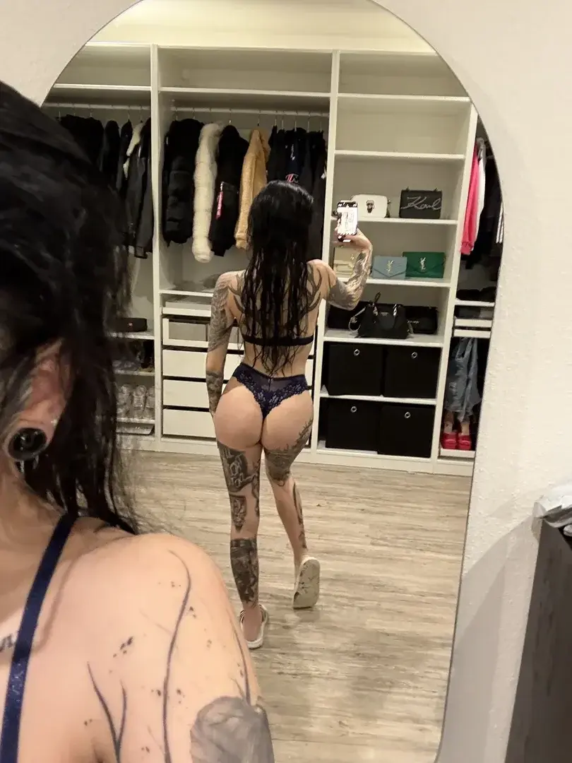 Leak & nude MYM — Beliinda38er : « Facing away but giving you exactly what you came for👅 » (MYM)