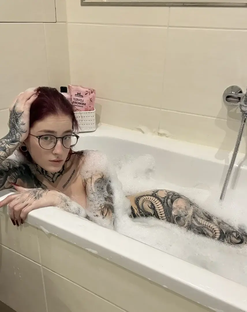 Leak & nude MYM — Beliinda38er : « Careful… things get slippery in here » (MYM)