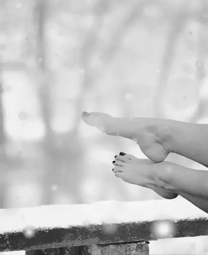 Leak & nude 3 — Pieds_mains_liees