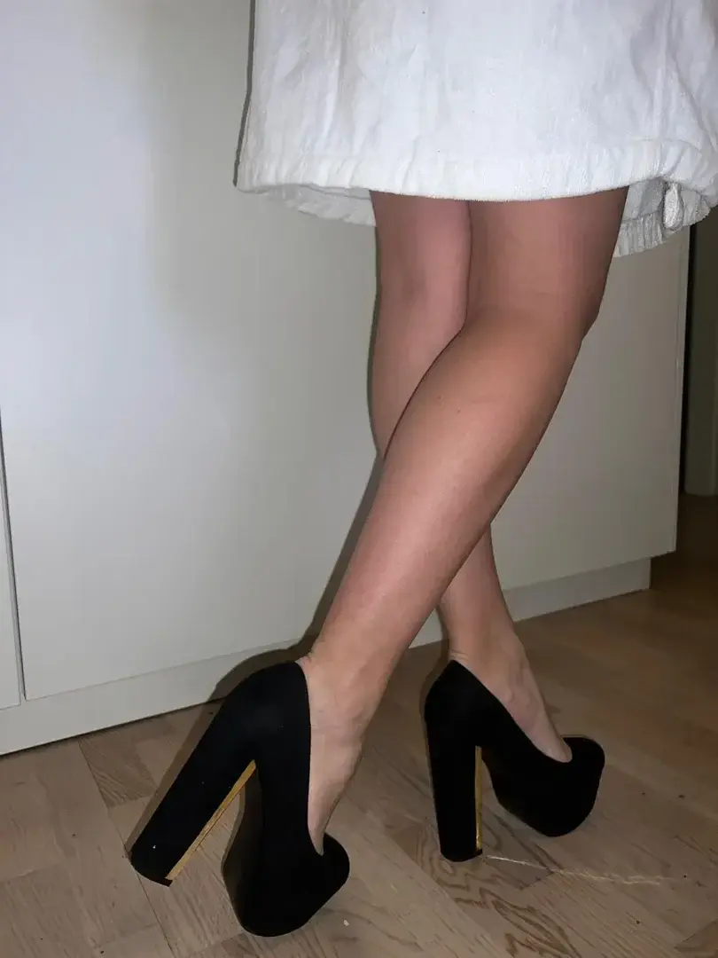 Ma petite soeur aimerait t’écraser la bite avec ses talons ! 👠