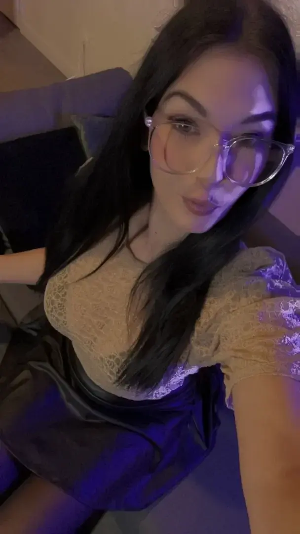 J'ai tourné 8 nouvelles scènes avec un fan 🔥 Ne les loupe pas, je commence à les poster demain sur Mym ! 😈💦