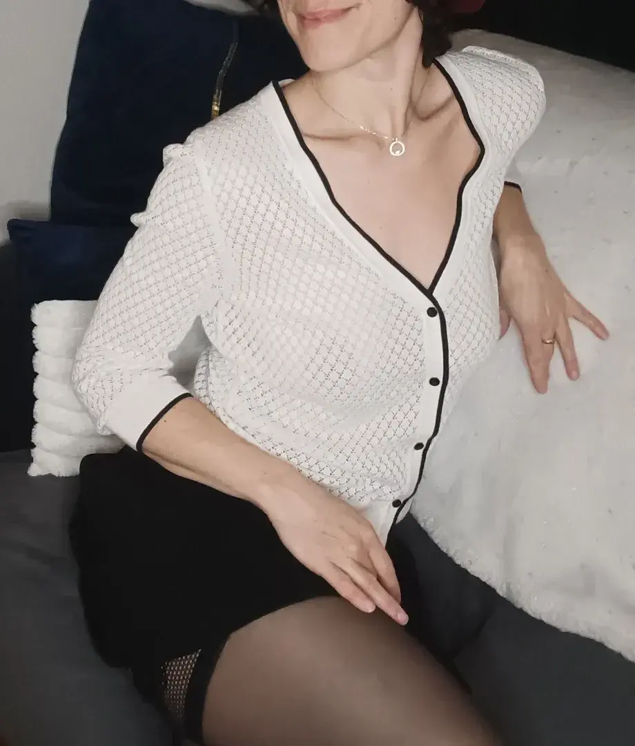 Leak & nude MYM — Profsexy : « Je n'avais jamais porté ce petit gilet ainsi... sensation très agréable 🤭😉 » (MYM)