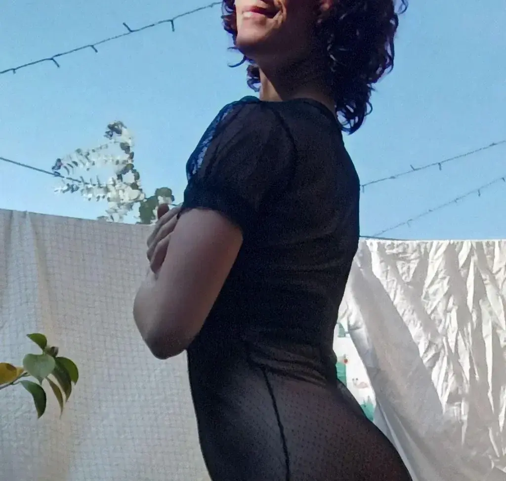 Leak & nude MYM — Profsexy : « Aujourd'hui il fait beau, et je profite de ne pas avoir de vis-à-vis pour porter une robe sans rien dessous... » (MYM)
