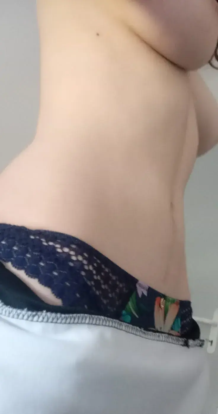 Leak & nude MYM — Katjen : « Tenue légère avec cette chaleur aujourd'hui 😊 Bonne journée à tous ! » (MYM)