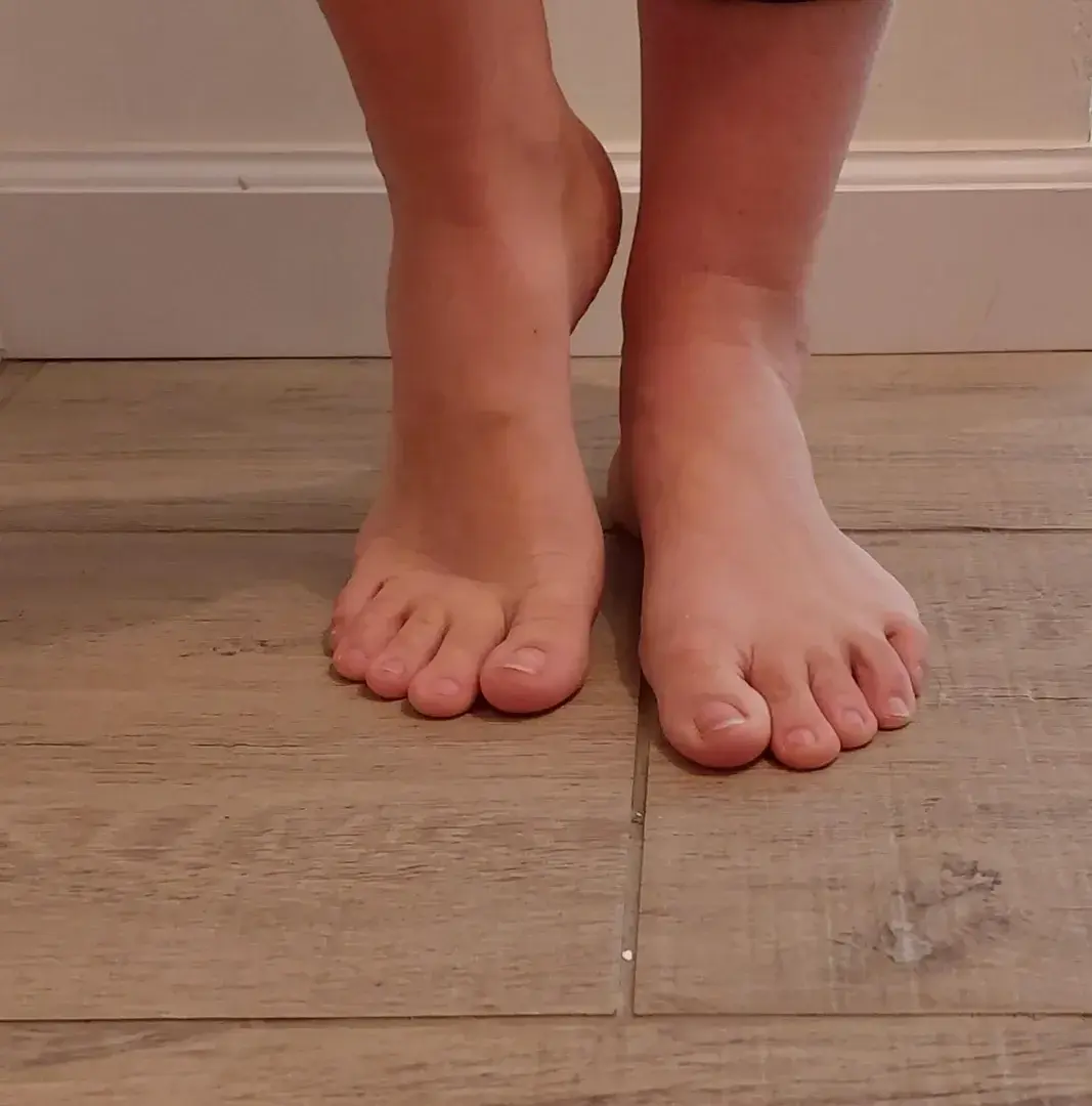 Leak & nude 1 — Pieds-charmants