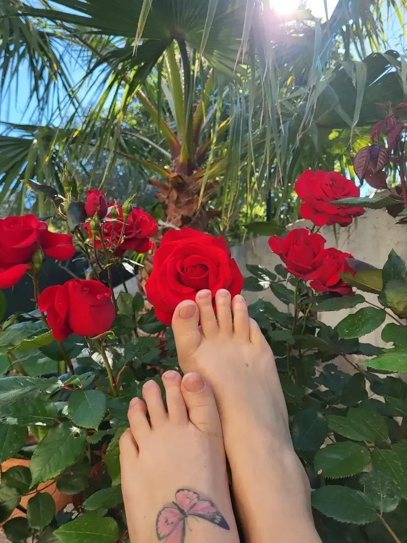Leak & nude 1 — Livia-piedi-feet