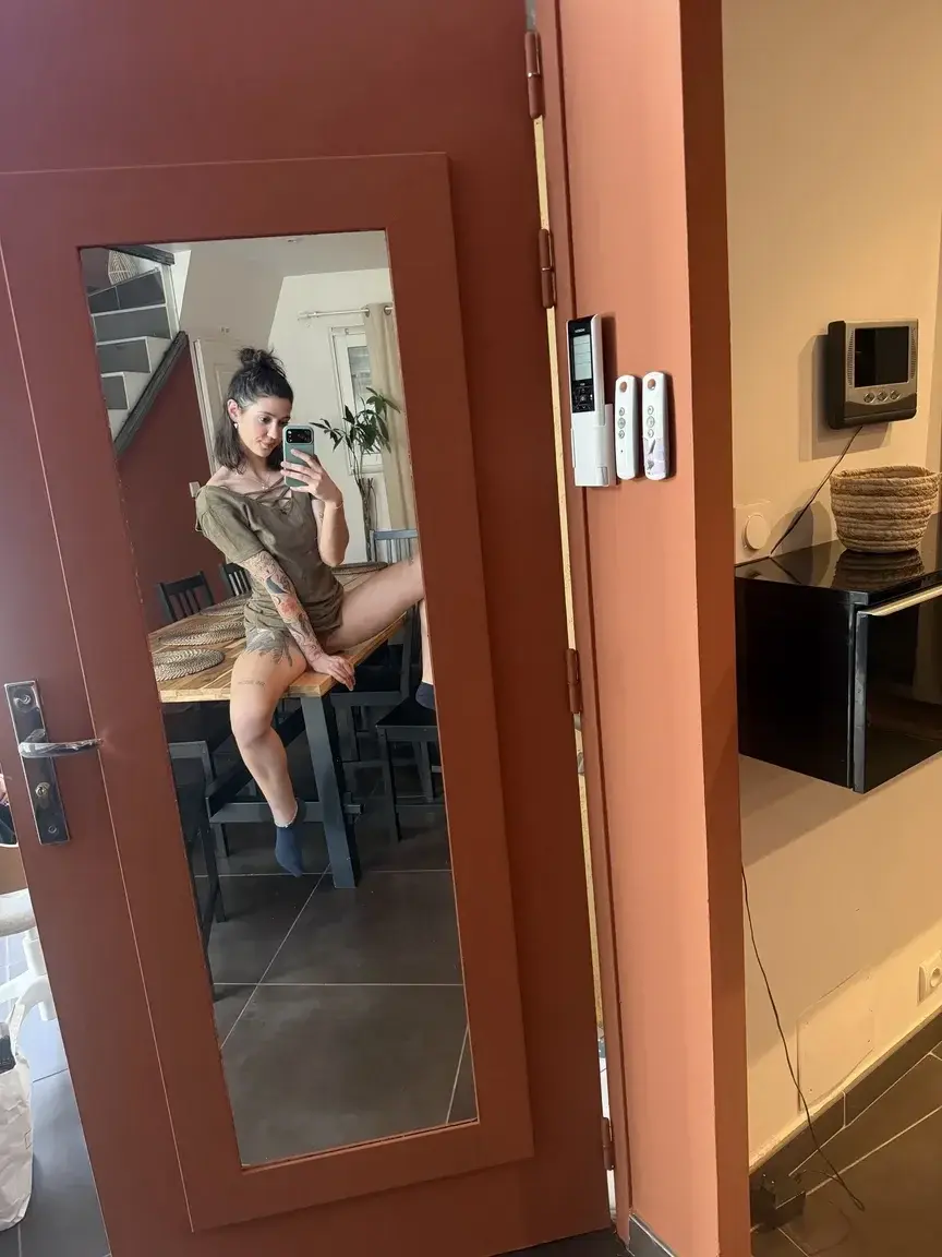 Leak & nude MYM — Lizz_rmo : « Qu’est-Ce tu attends ? 🫦😈 » (MYM)